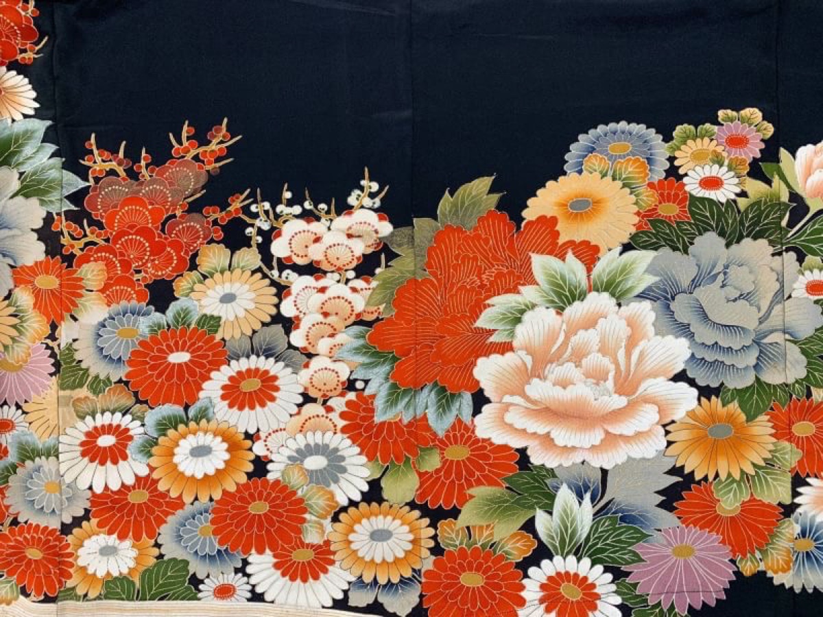 黒留袖の裾に描かれた菊・牡丹・梅の文様