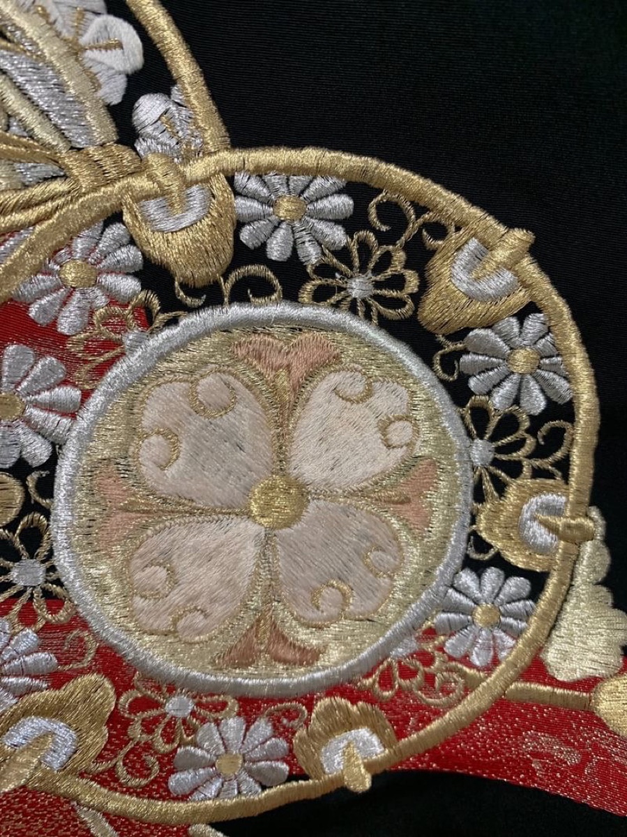 扇に菊をあしらった金銀刺繍の文様